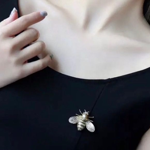 Silver Bee Brooch - Picture 3 of 8